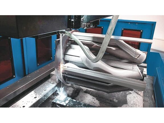 En la producción aditiva (impresión 3D), las piezas complejas producidas están unidas a una placa de metal, y después, la placa de metal tendrá que separarse del componente (Neospark 500 B Continental Engineering Services)