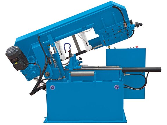 Un motor con velocidades infinitamente variables transmite potencia a través de un engranaje de piñón a la muela de activación de la máquina