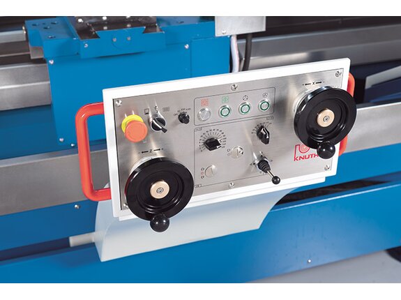 Two electronic hand-wheels provide the familiar ergonomics of a conventional machine and allow fast setups and manual machining
