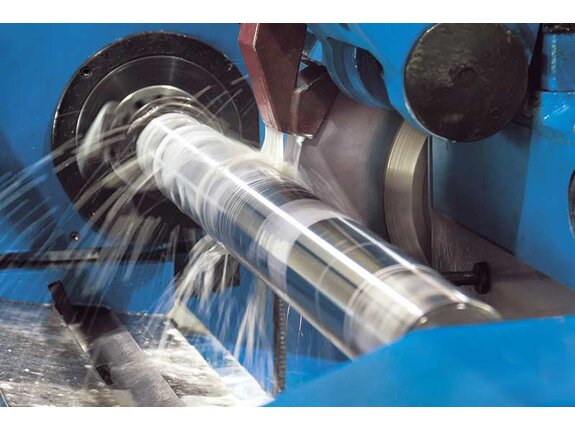 Wet grinding with rotating part