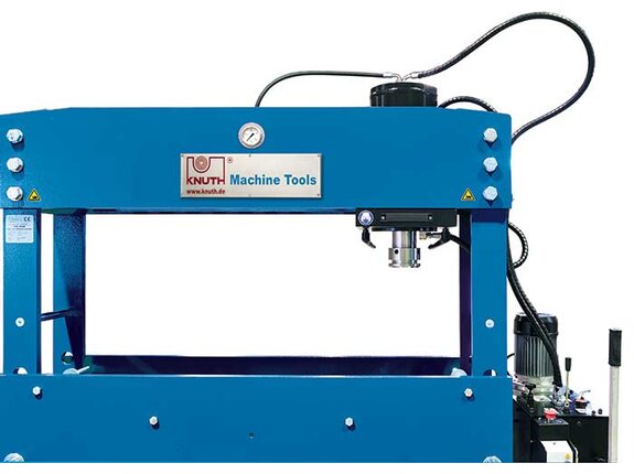 El cilindro hidráulico se puede mover de modo lateral y se ajusta mecánicamente