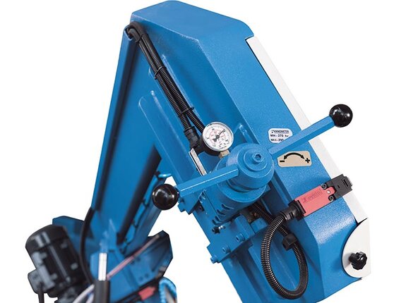 Fixarea lamei de fierăstrău este reglabilă cu precizie