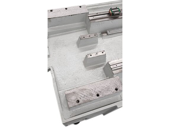 Solid, vibration-reducing cast iron bed