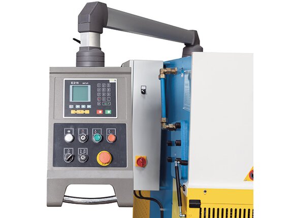 NC control for quick positioning of the back gauge