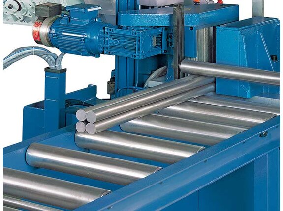 Se ofrece una prensa de conjuntos para cortar paquetes enteros de material en toda su longitud