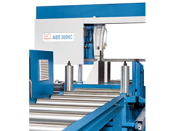 Standard roller conveyor extends the integrated material support area