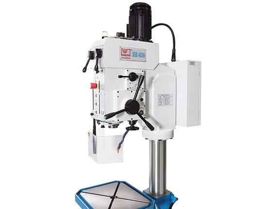 The 3-step feed gear is integrated in the drill head, runs in an oil bath for low maintenance and is easy to shift