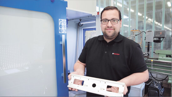 Dzięki automatycznej wymianie narzędzi płyta adaptera jest frezowana, wiercona i fazowana w jednym cyklu roboczym