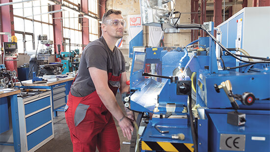 Trainees learn how to produce top-quality surfaces and dimensional stability through  cylindrical grinding.