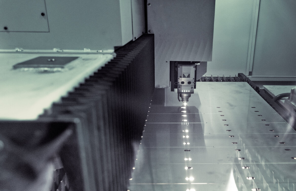 Hardware and slag conveyor