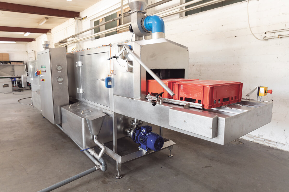 Continuous container washing system