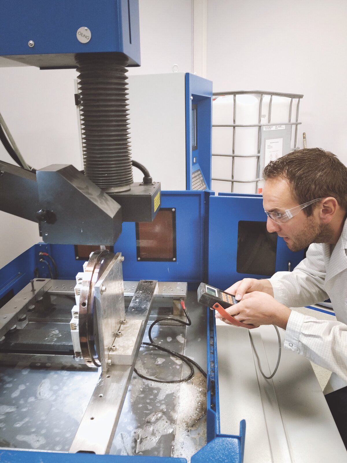 The workpiece geometry is programmed via Teach-In function to ensure a perfect division. This shows a machined construction platform made of stainless steel components.