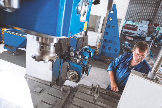 Even materials with 500 Brinell hardness are no challenge for the Portamill Duo. This gantry-type milling machine handles any wear bar with superior power and precision.