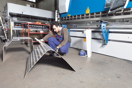 Fast fertiges Bauteil mit Radius, Schutzabdeckung für den Kraftstofftank eines Langholz-LKWs