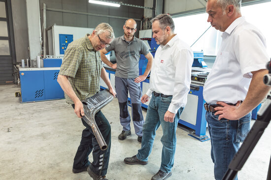 Das Bauteil wird geprüft und Details der Fertigung besprochen.