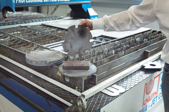 Qualitätssprung: Das linke Bauteil wurde noch vor dem Kauf mit einer Handplasmaanlage geschnitten. Mittig das präzise, mit der KNUTH Plasma-Jet geschnittene Bauteil.