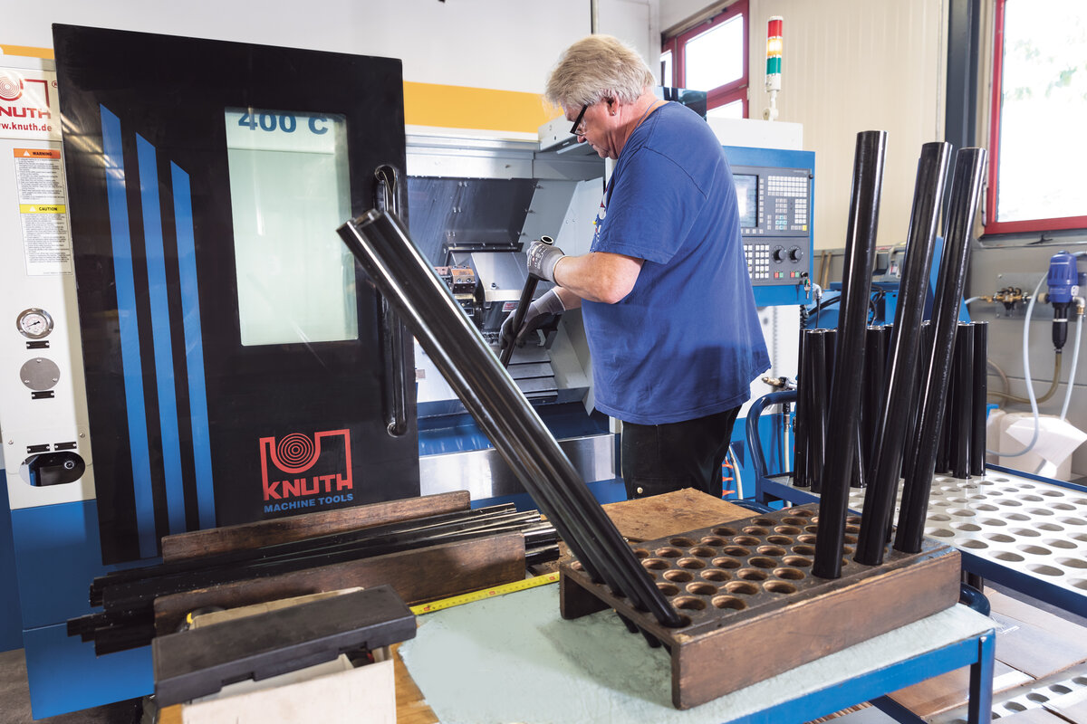 Damit Rohre von bis zu 120 cm Länge bearbeitet werden können, wurde die Spindel der Roturn 400 C entsprechend verlängert. Durch ihre Prozesssicherheit und die qualitativ hochwertige Arbeit empfiehlt sie sich auch als kostengünstige Drehmaschine für den Mehrschichtbetrieb.