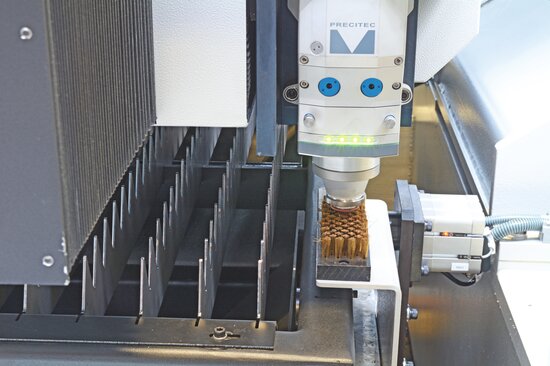 Precitec ProCutter Autofokusschneidkopf: • automatische Kalibrierung der Höhenabtastung nach Düsenwechsel • automatische Düsenreinigung