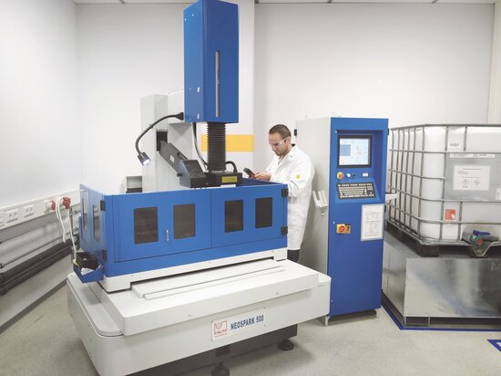 Die NeoSpark 500 lässt sich auch per Fernbedienung steuern.