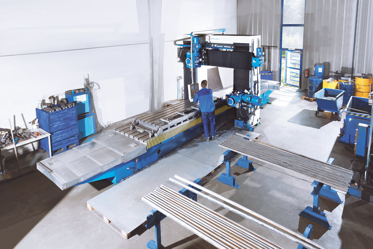 KNUTH-Vertriebsmitarbeiter Andreas Hendrich (Mi.) organisierte einen Besuch bei einem Referenzkunden, um Geschäftsführer Josef Schulte (re.) von der Kraft der Portalfräsmaschine zu überzeugen. Er führt die VST Verschleißtechnik gemeinsam mit Johannes Stiens.