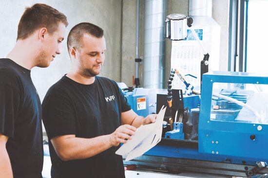 Höchste Präzision: Durch ihr solides Maschinengestell mit breiten V- und Flachführungsbahnen gewährleistet die RSM 500 CNC einen vibrations- und schwingungsarmen Betrieb.