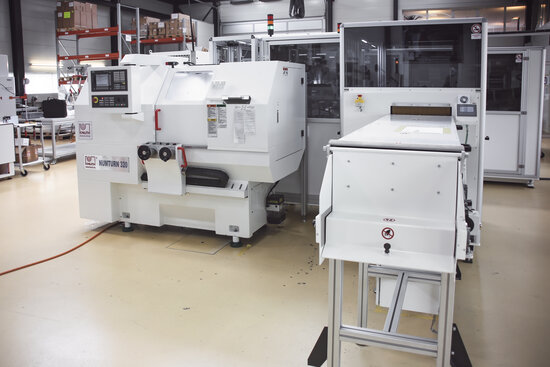 Bild oben: Die erfolgreich eingebundene NumturnDrehmaschine. Im Vordergrund das eingehauste Förderband für den Abtransport der fertigen Werkstücke.