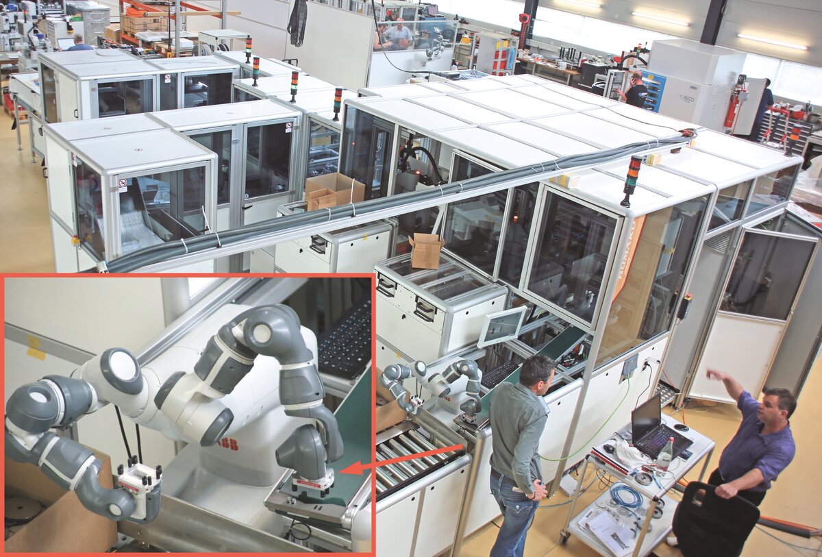 Die in Entstehung begriffene Fertigungslinie für Pumpen. Vorne links ein „mitarbeiterkompatibler“ zweiarmiger Handlingroboter, der keinen Sicherheitskäfig benötigt.