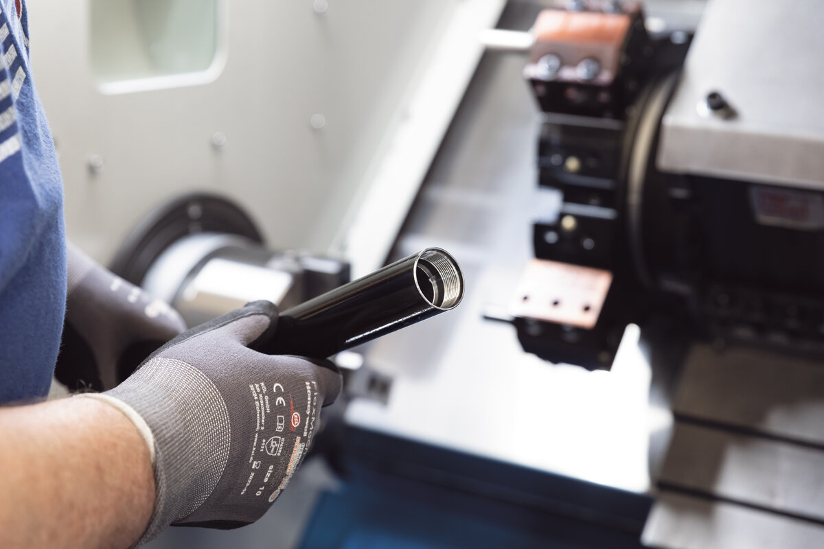 При нарезании резьбы требуется высокая точность. В дальнейшем стальные трубы соединяются с линиями спринклерной системы пожаротушения.