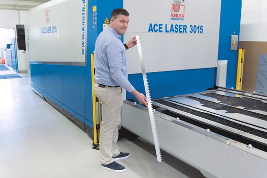 An automatic changer table system minimizes down-times.